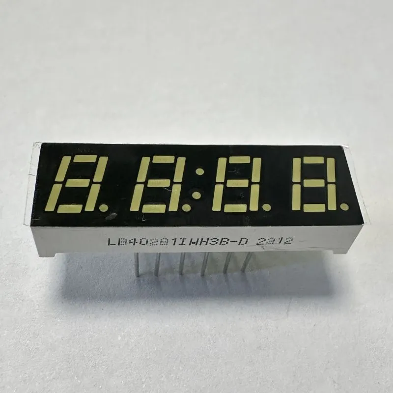 شاشة LED بيضاء 7 ملم 4 أرقام 7 قطعة أنودية مشتركة لوحة المليمتر 1
